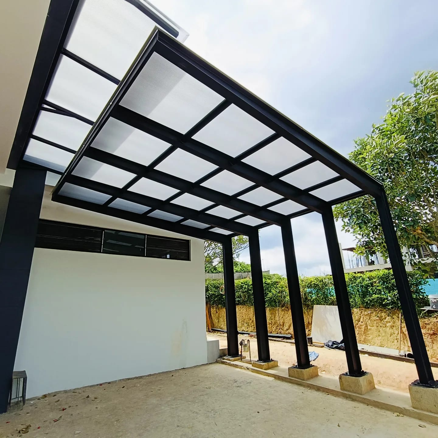 Pérgola de madera en un jardín